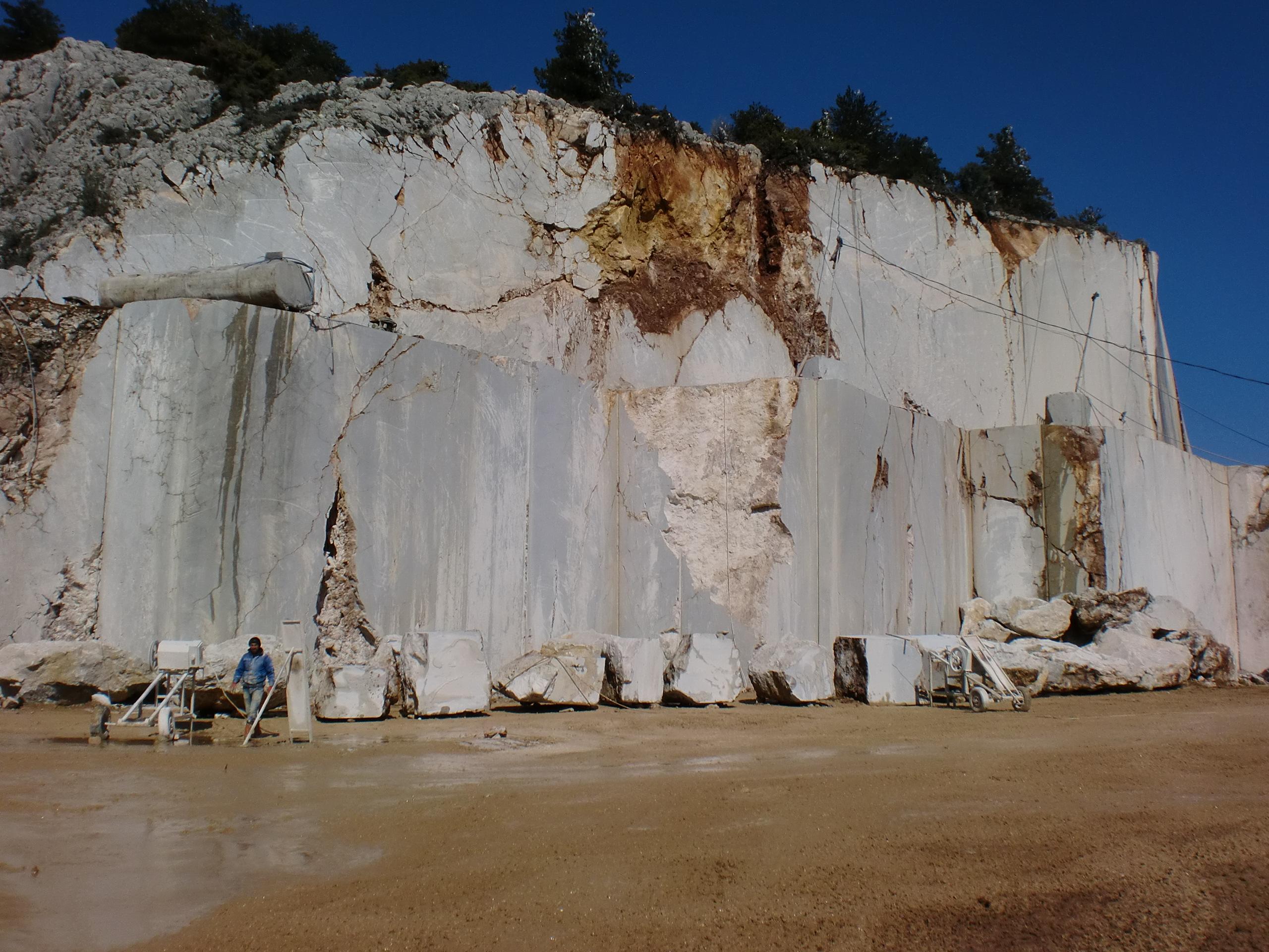 What are the common stone cutting methods in natural stone mining?